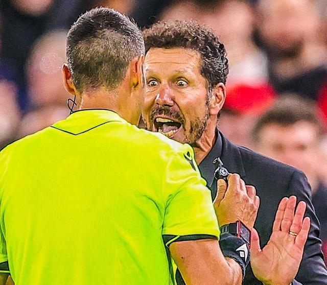 红牌, 态崩了, 冲突之中 红牌, 态崩了, 冲突之中